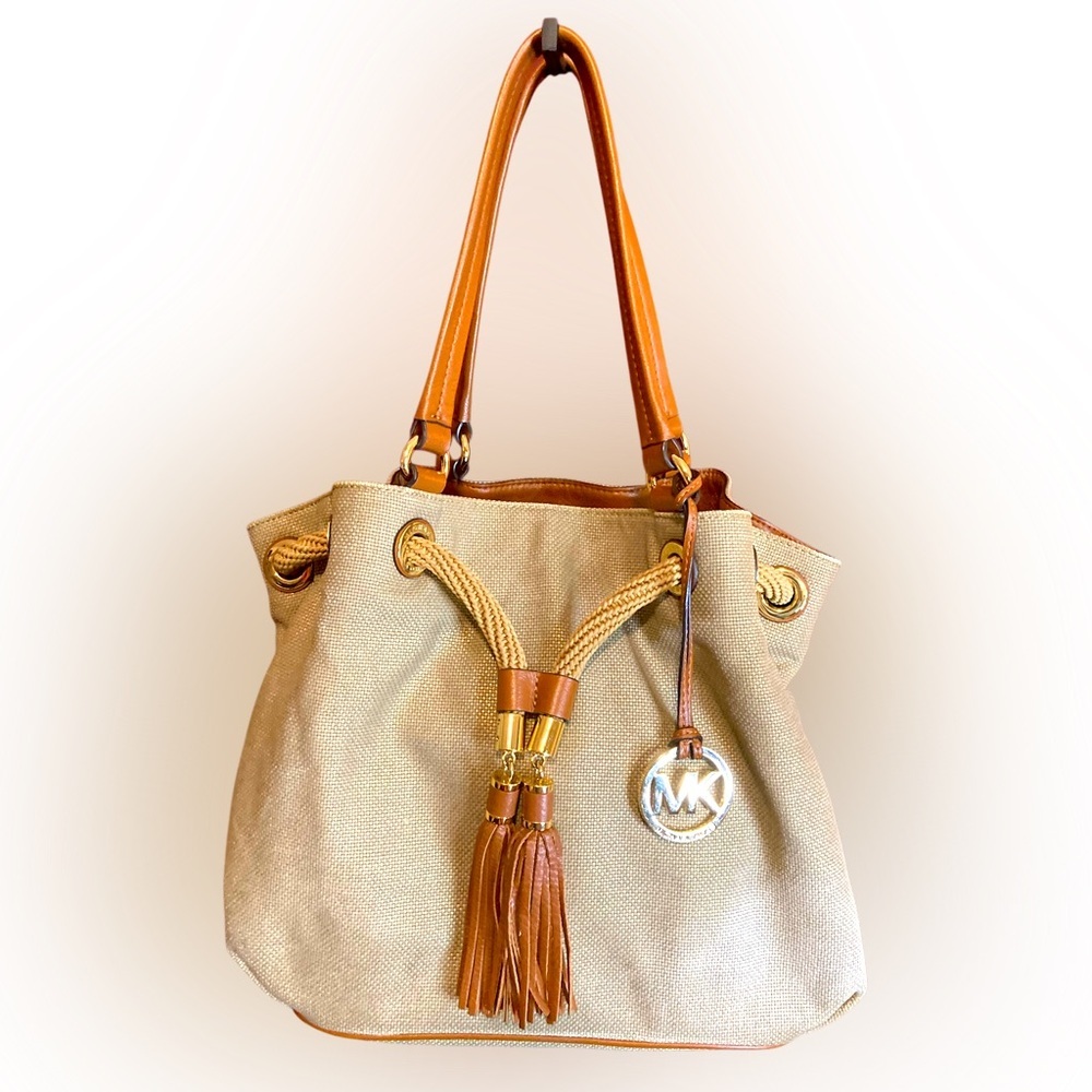 MK MICHAEL KORS SIGNATURE BUCKET SHOULDERBAG WITH DRAWSTRING AND TASSELS